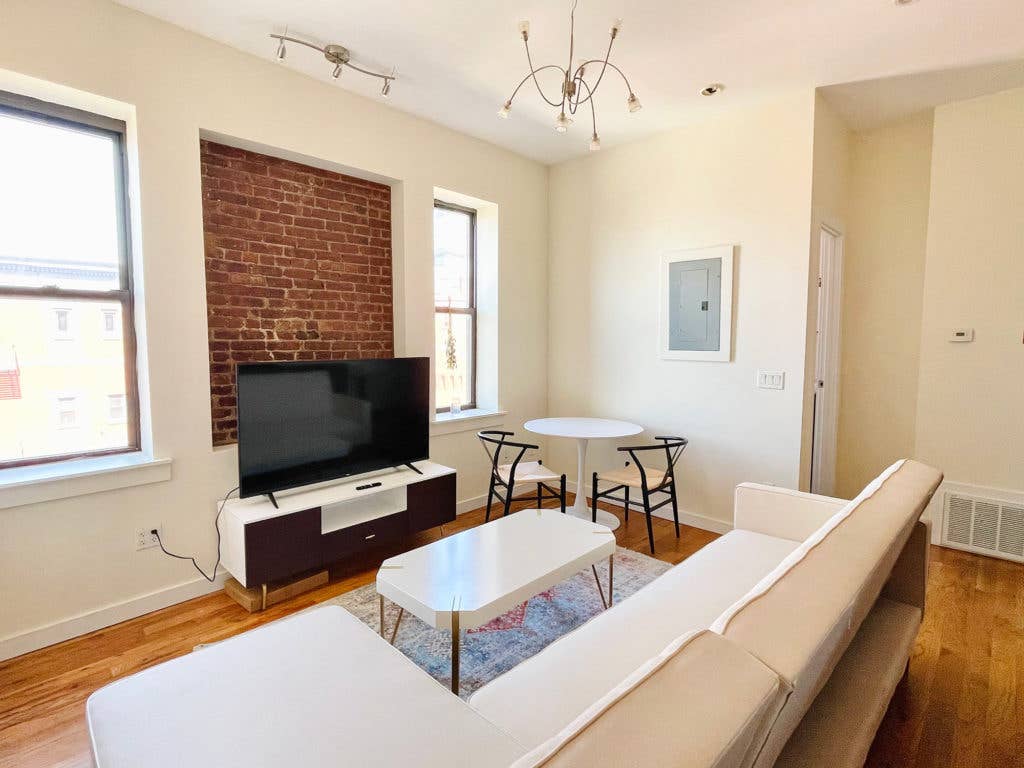 Furnished Room I min to Manhattan