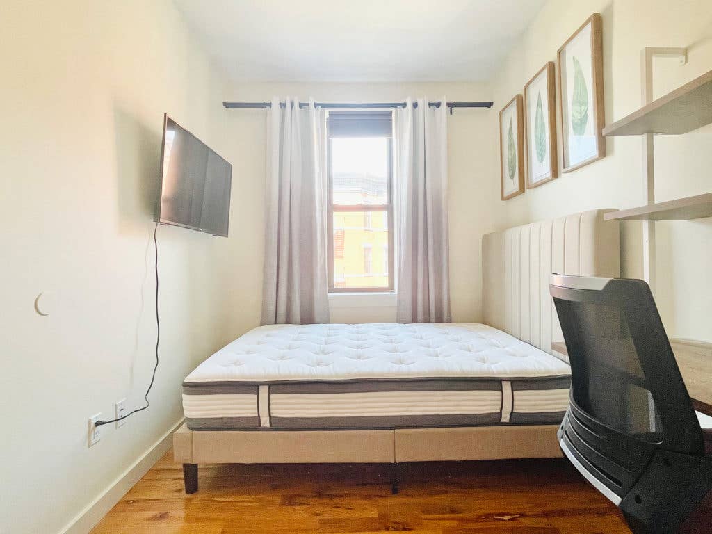 Furnished Room I min to Manhattan