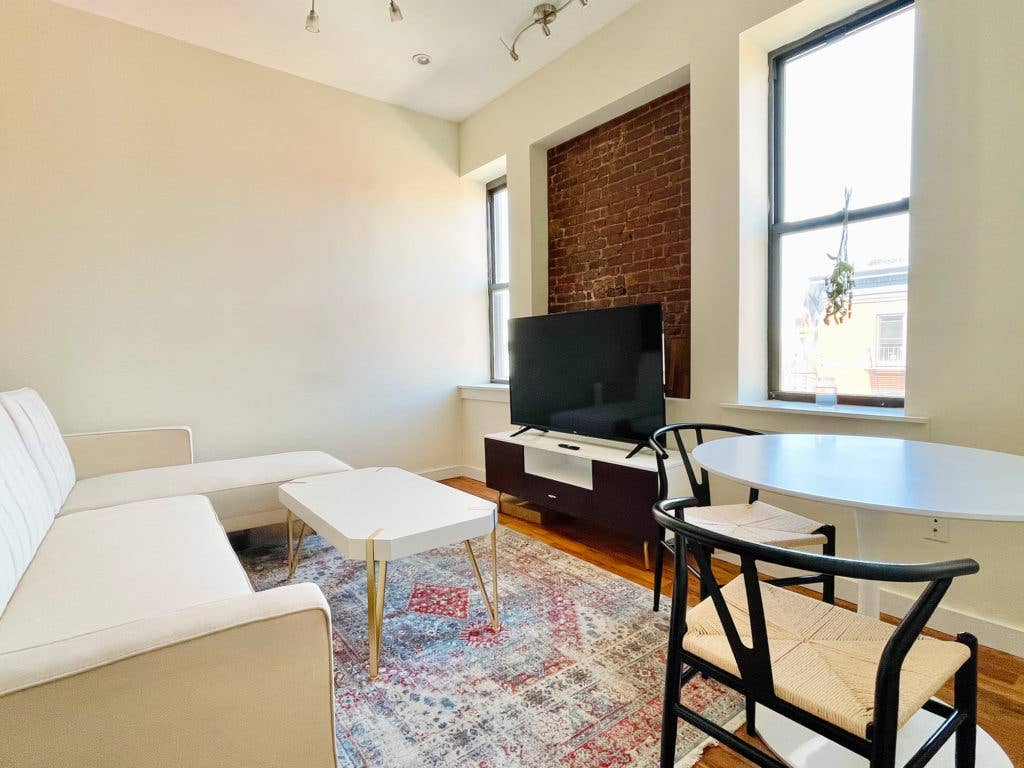 Furnished Room I min to Manhattan