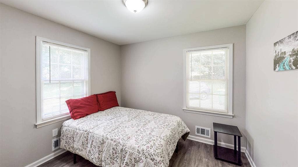 6 BR in Forest Park