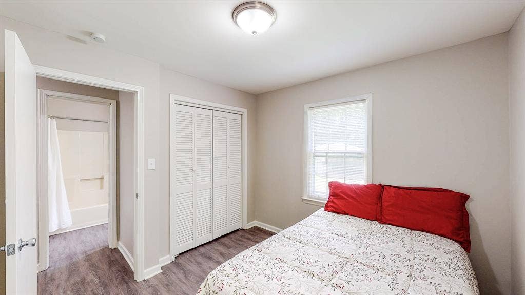 6 BR in Forest Park