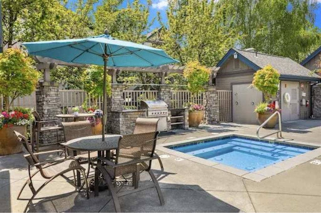 Private bedroom and full bath apt