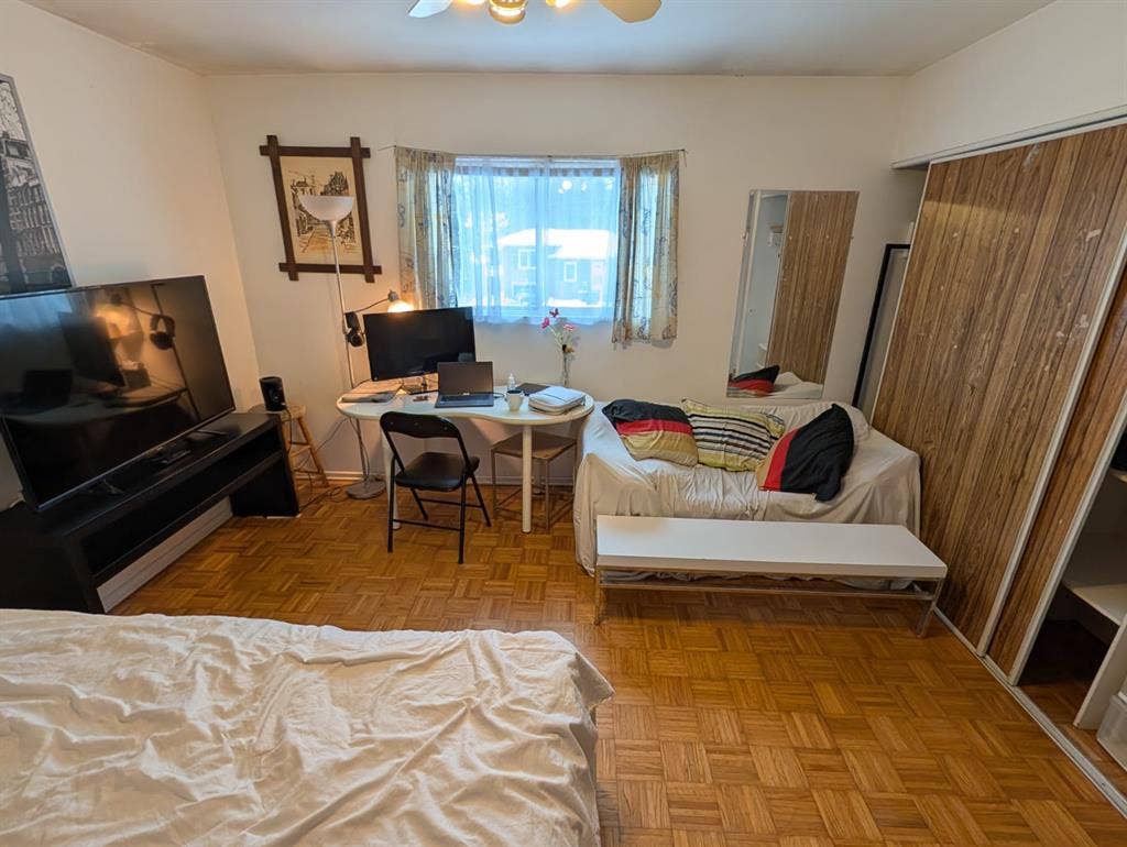 Awesome room- great neighbourhood!