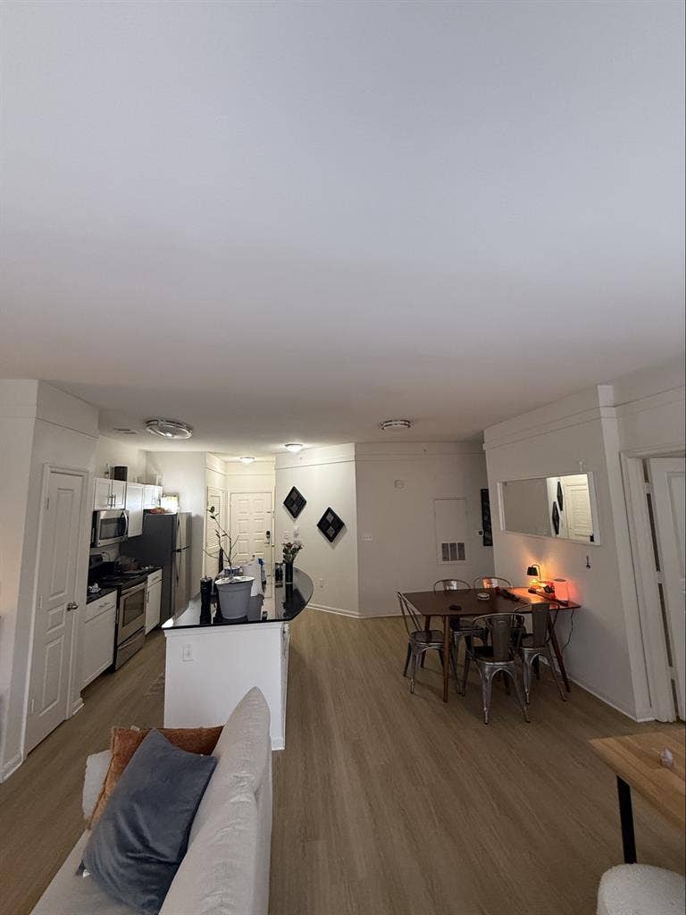 Full Bath/ Walk In Closet Old Town