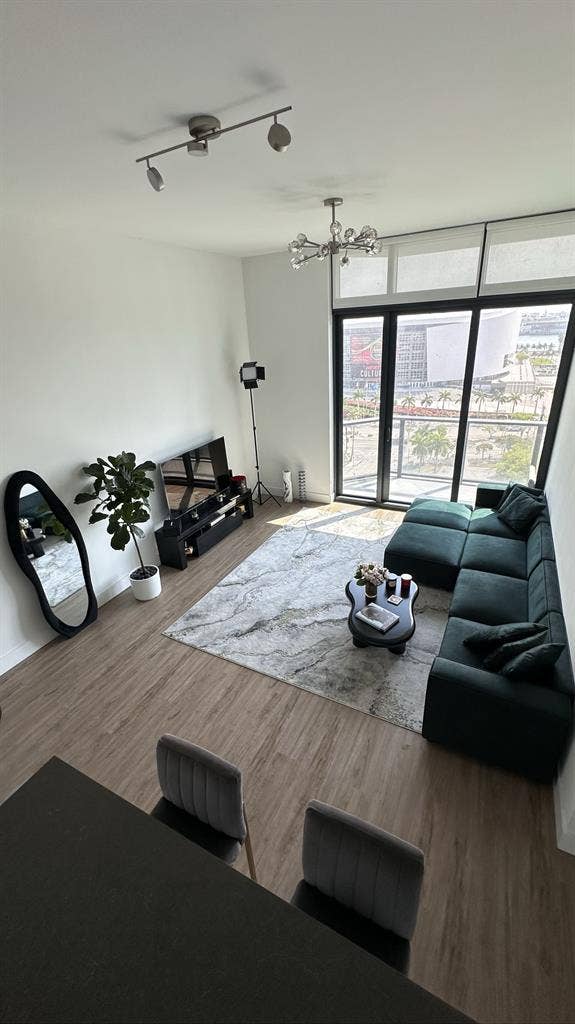 Downtown Miami/ Female Only