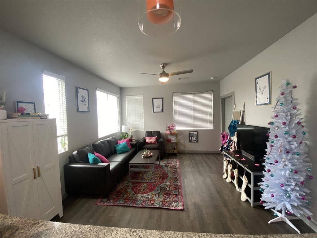 SUBLEASE APARTMENT NEAR UARK