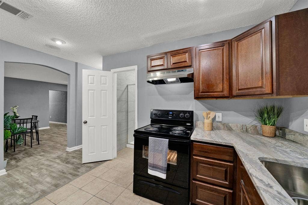 6 BR in Houston