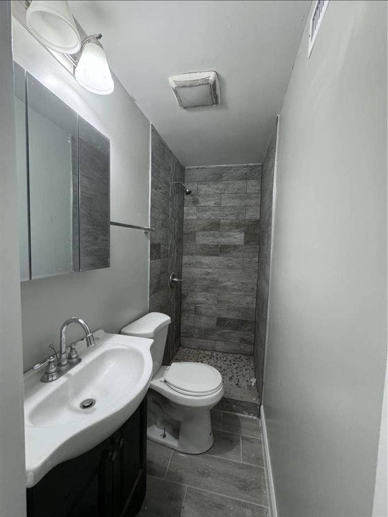 Room new Carrollton utility incl