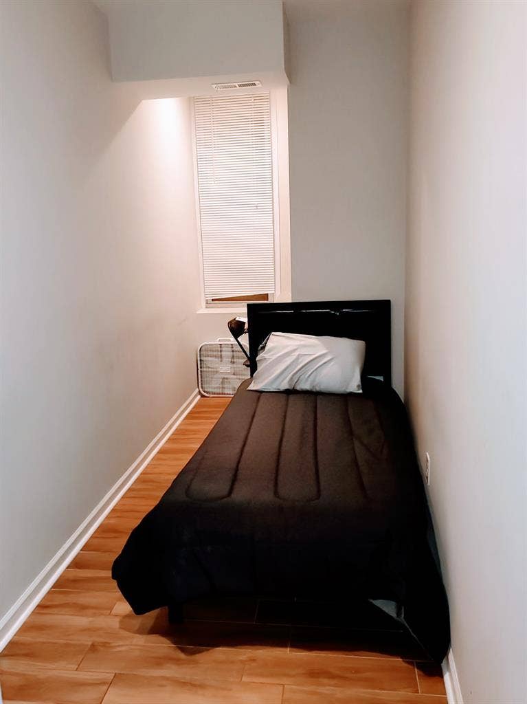 Cozy room next to the Petworth metr