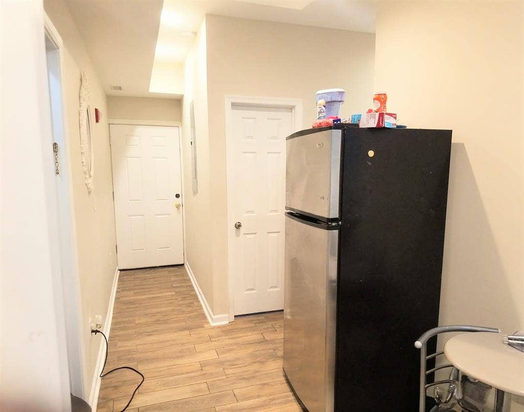 Cozy room next to the Petworth metr