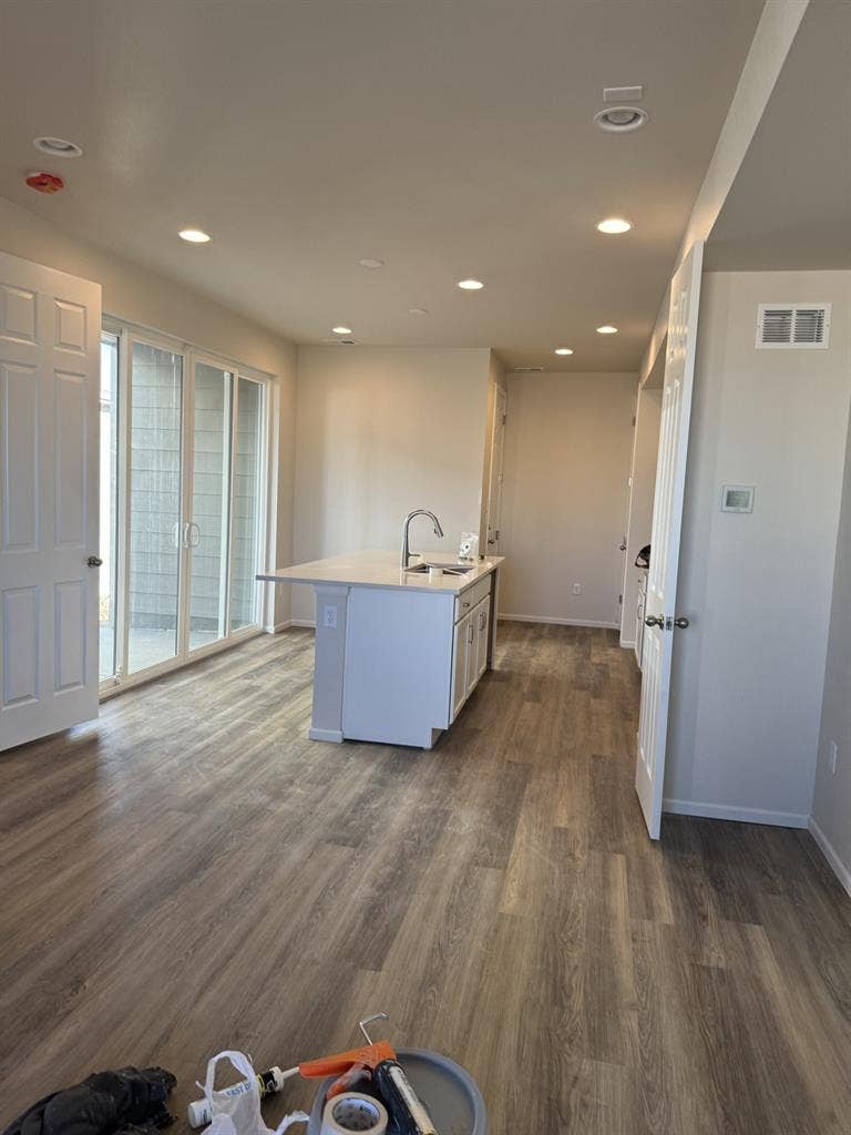 Looking for clean roommate