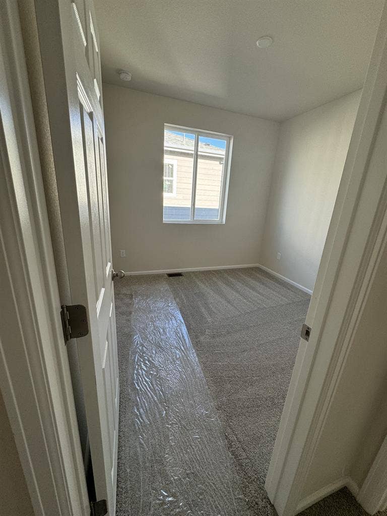 Looking for clean roommate