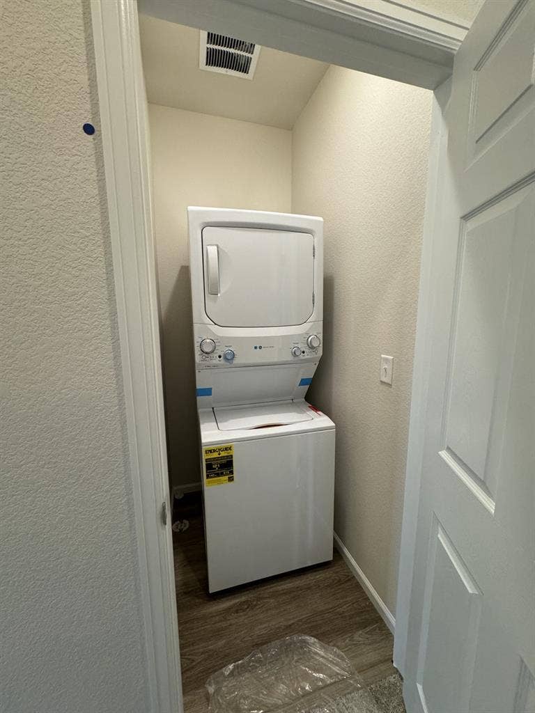 Looking for clean roommate