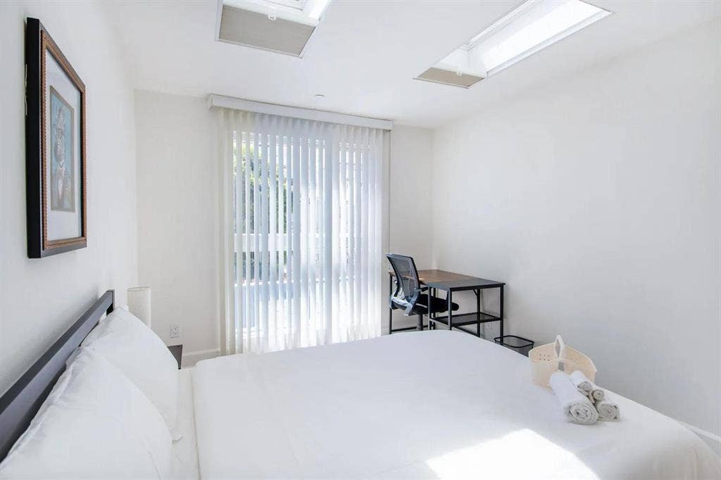 6 BR in Los Angeles
