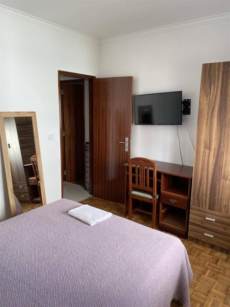 Single room with tv & desk
