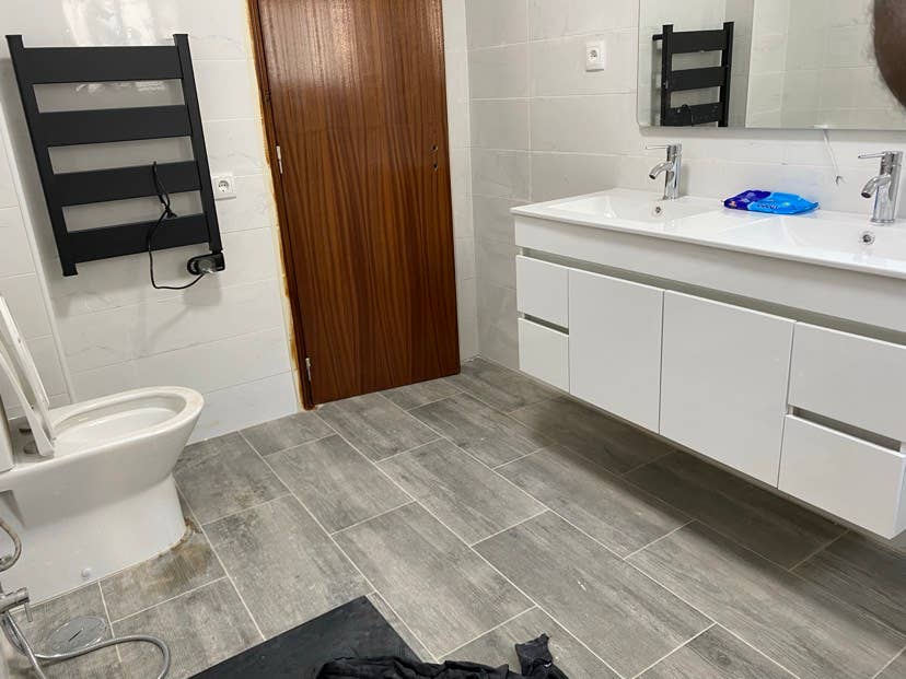 Single room with tv & desk
