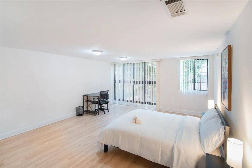 6 BR in Los Angeles