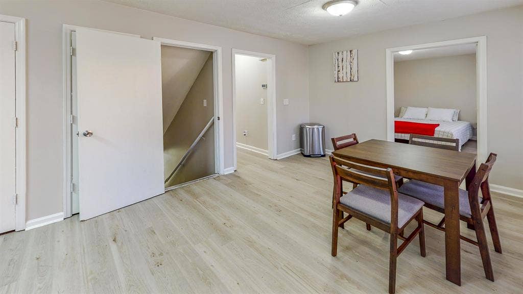 8 BR in Fairburn
