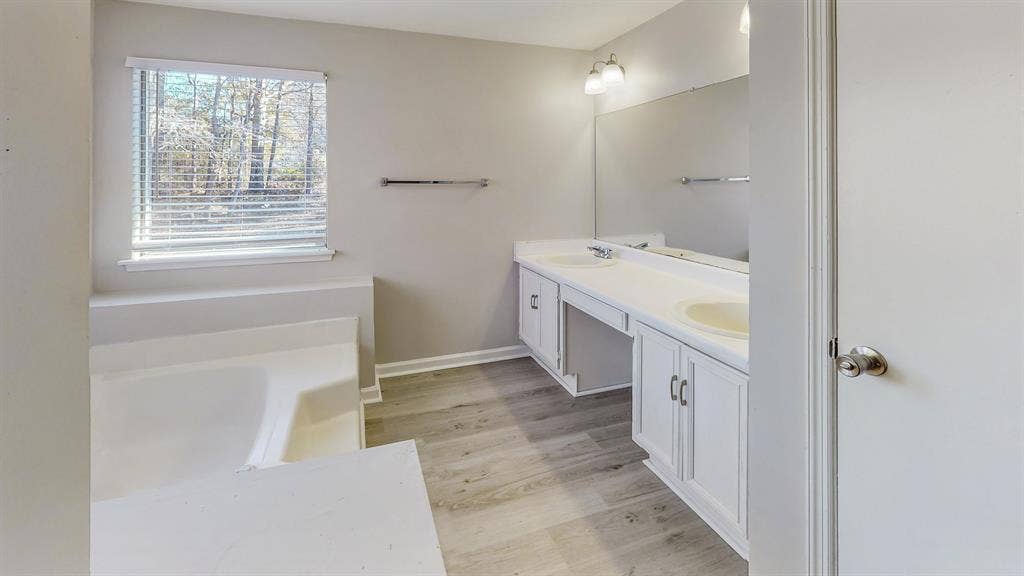 8 BR in Fairburn