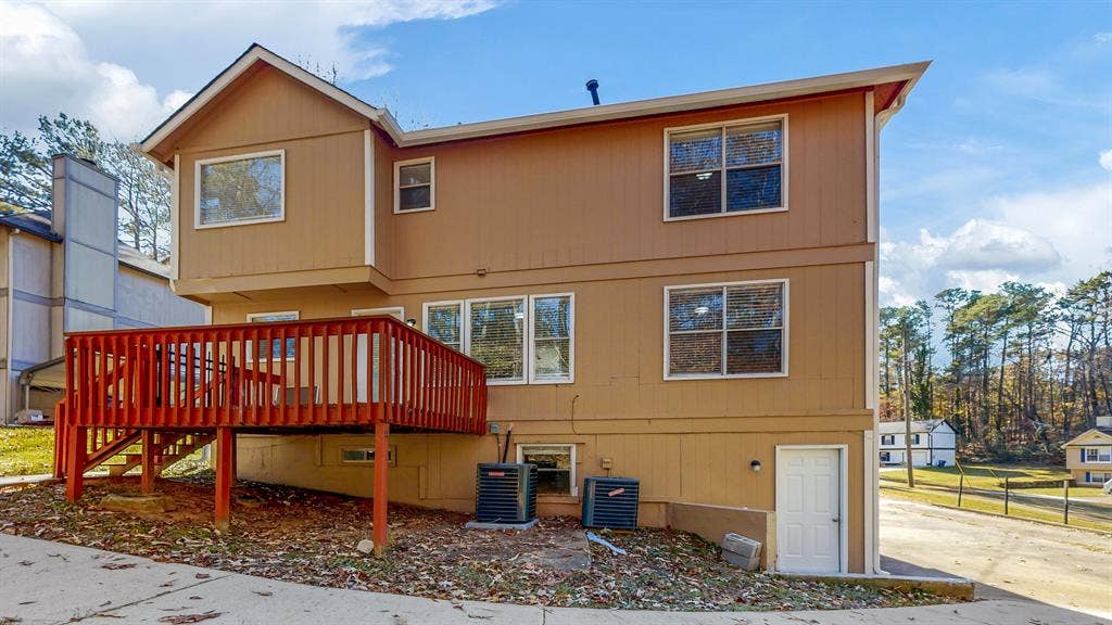 8 BR in Fairburn