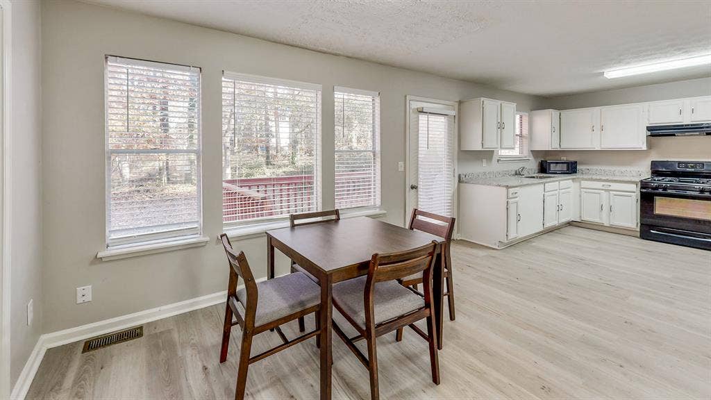 8 BR in Fairburn