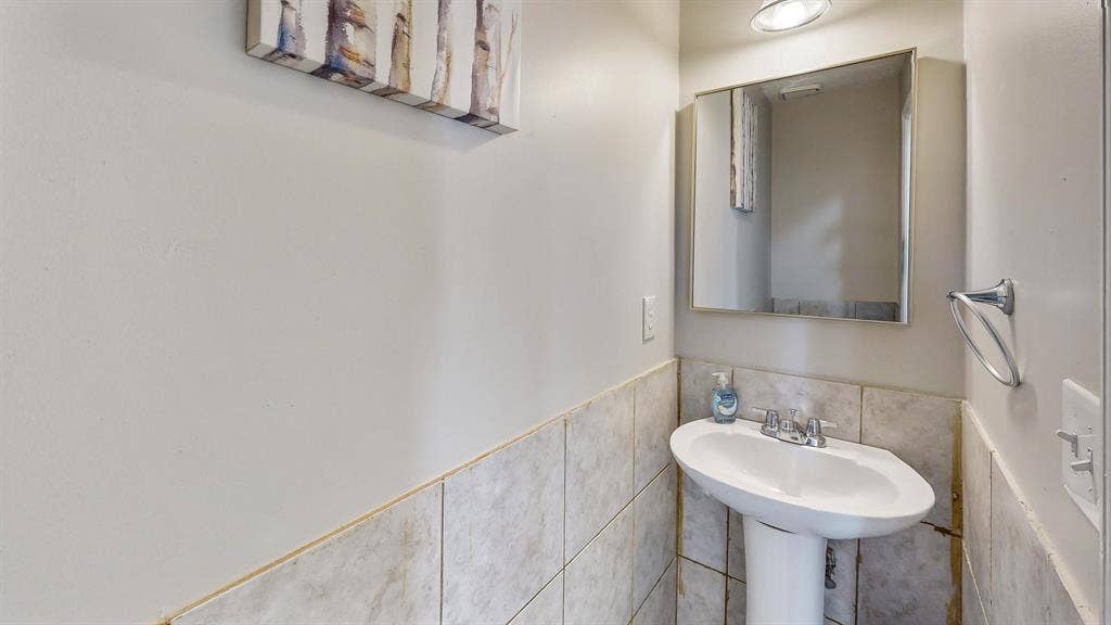 8 BR in Fairburn