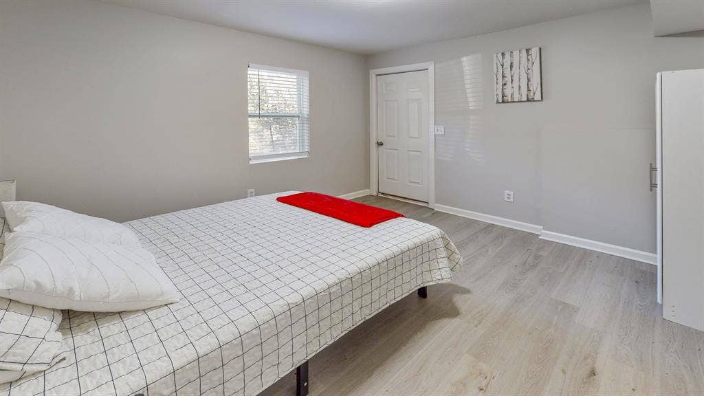 8 BR in Fairburn