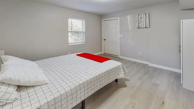8 BR in Fairburn