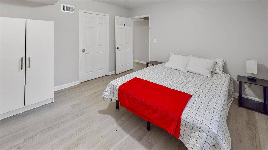 8 BR in Fairburn