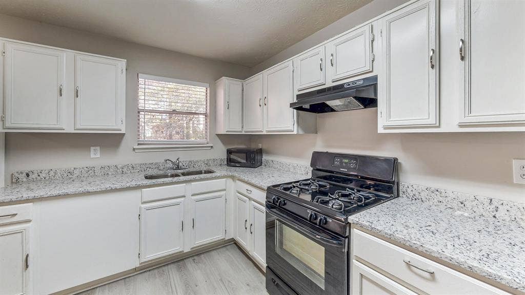 8 BR in Fairburn