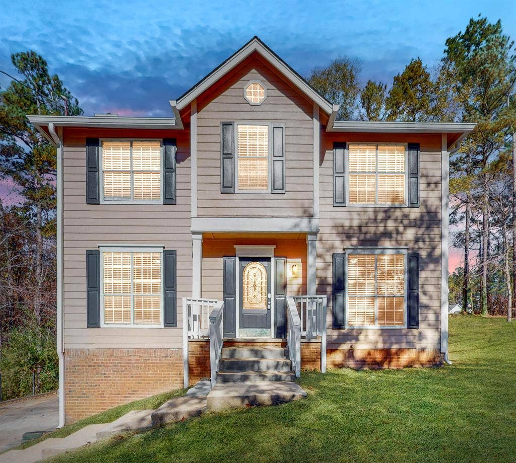 8 BR in Fairburn