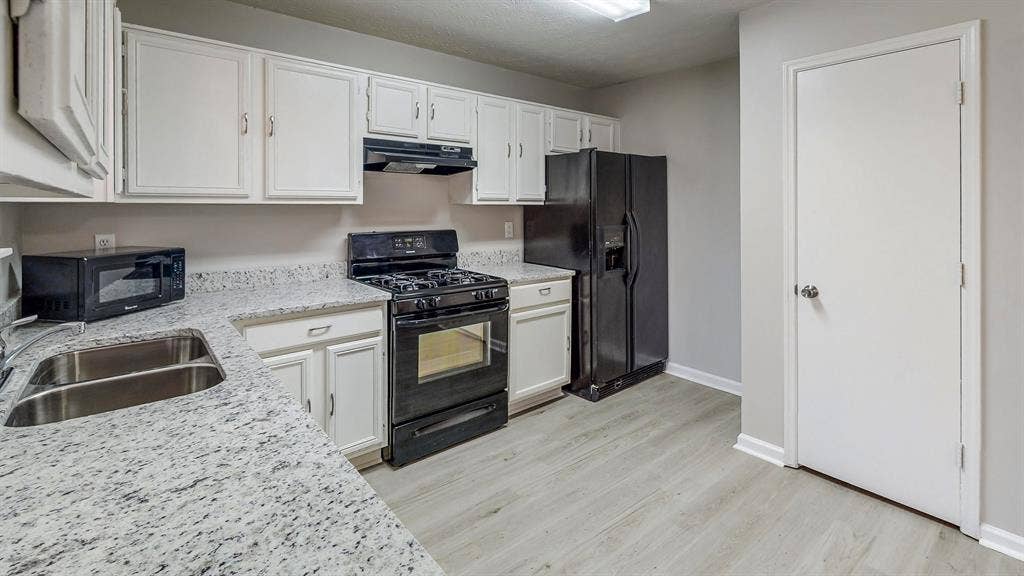 8 BR in Fairburn