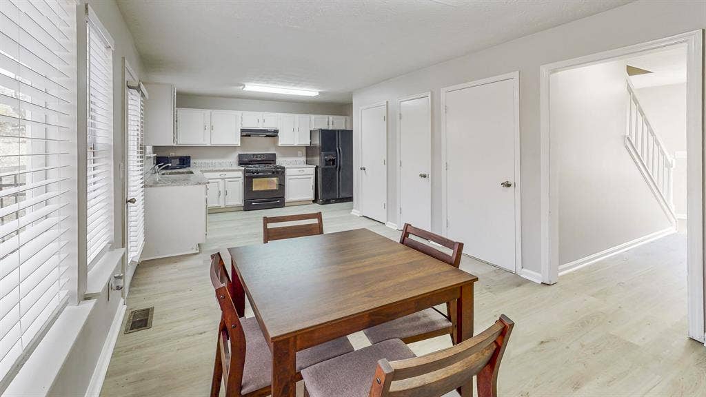 8 BR in Fairburn