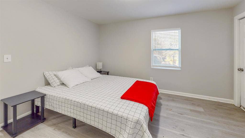 8 BR in Fairburn