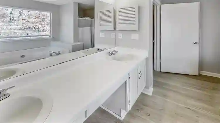 8 BR in Fairburn