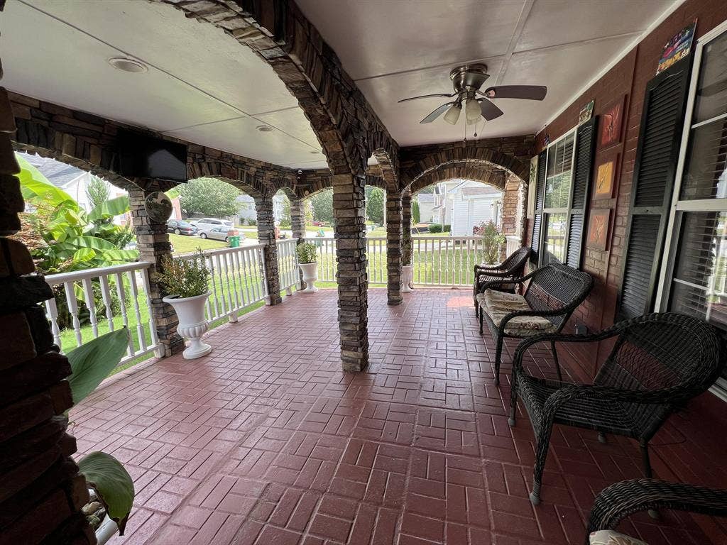 6 BR in Stone Mountain