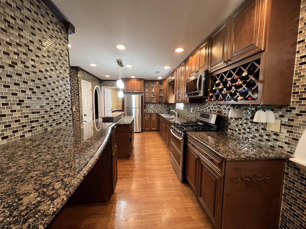 6 BR in Stone Mountain
