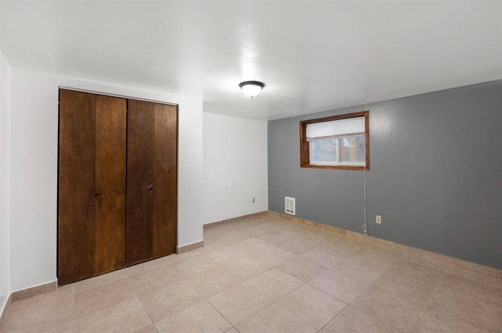 2 Rooms - Includes All Utilities 