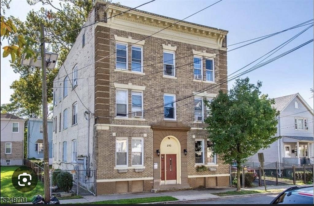 2 SINGLE ROOMIS IN 2 BEDROOM APT