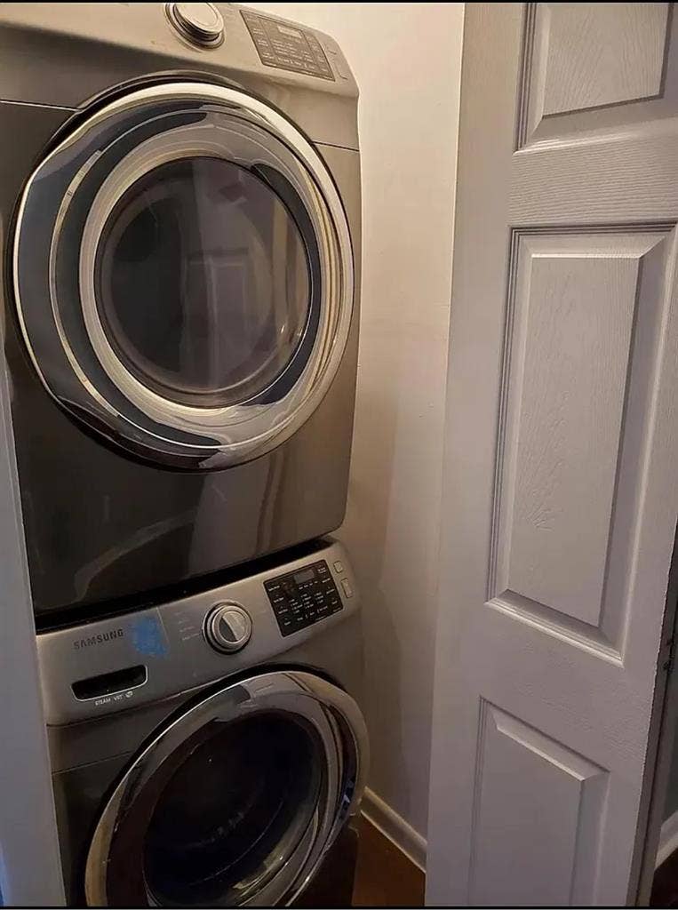 2 SINGLE ROOMIS IN 2 BEDROOM APT