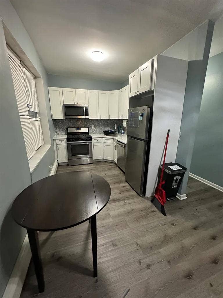 2 SINGLE ROOMIS IN 2 BEDROOM APT