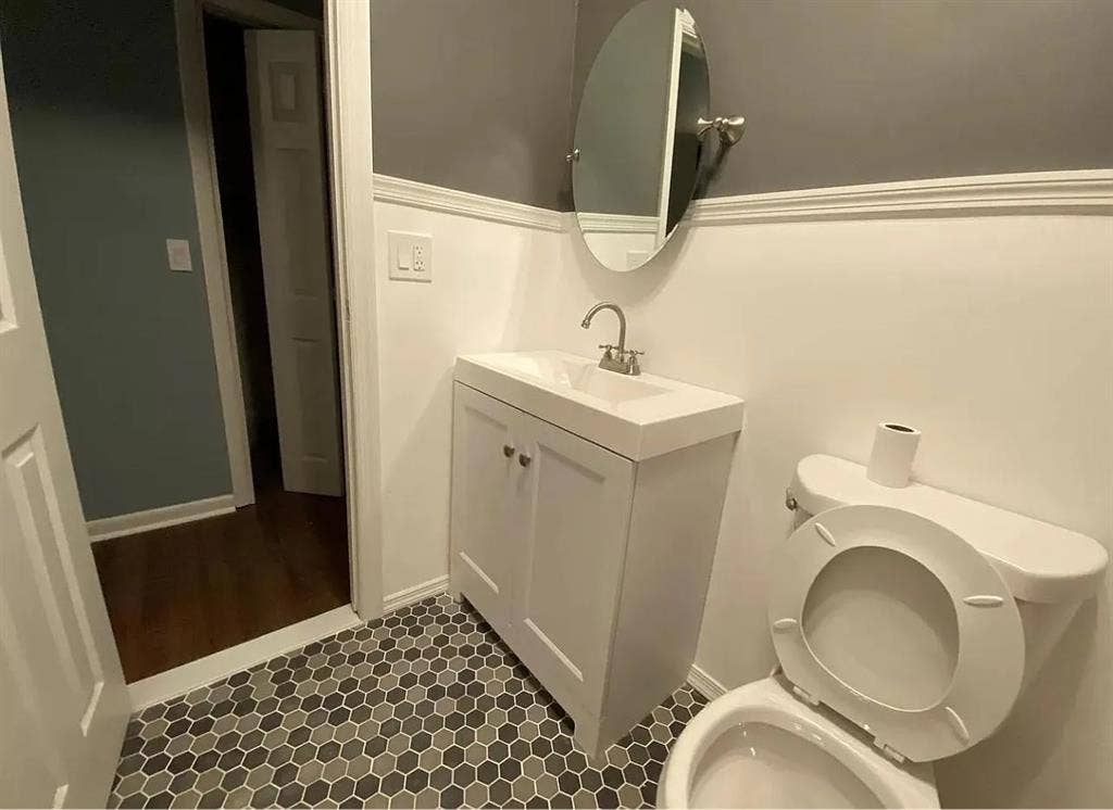 2 SINGLE ROOMIS IN 2 BEDROOM APT