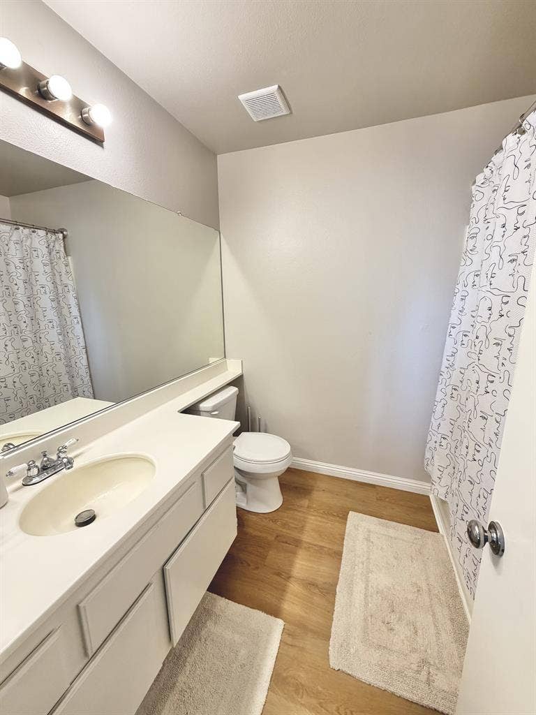 Looking for a Roommate