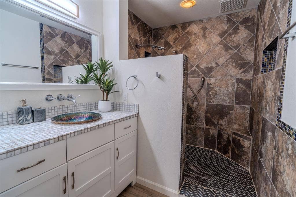 9 BR in Glendale
