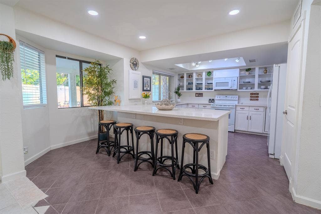 9 BR in Glendale