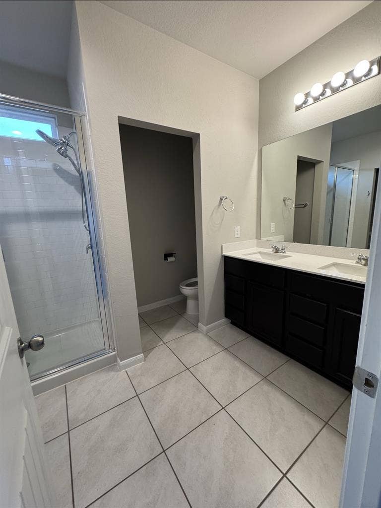 Private master bedroom for rent !