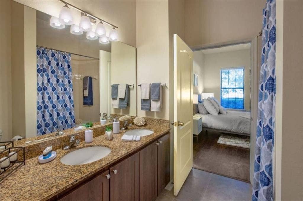 Luxury Apt Near UF vet