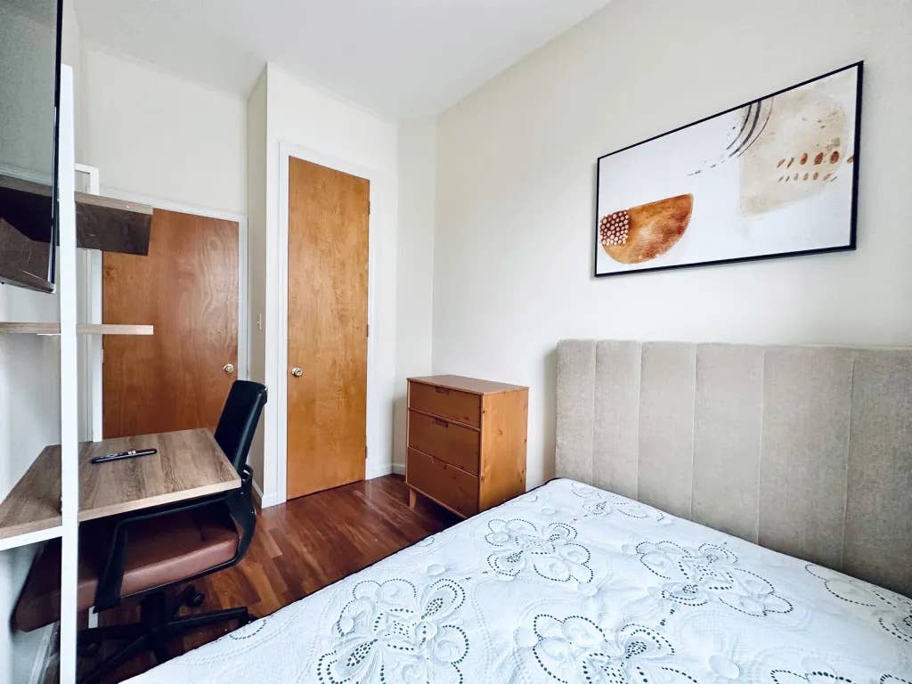 Furnished Room I min to Manhattan