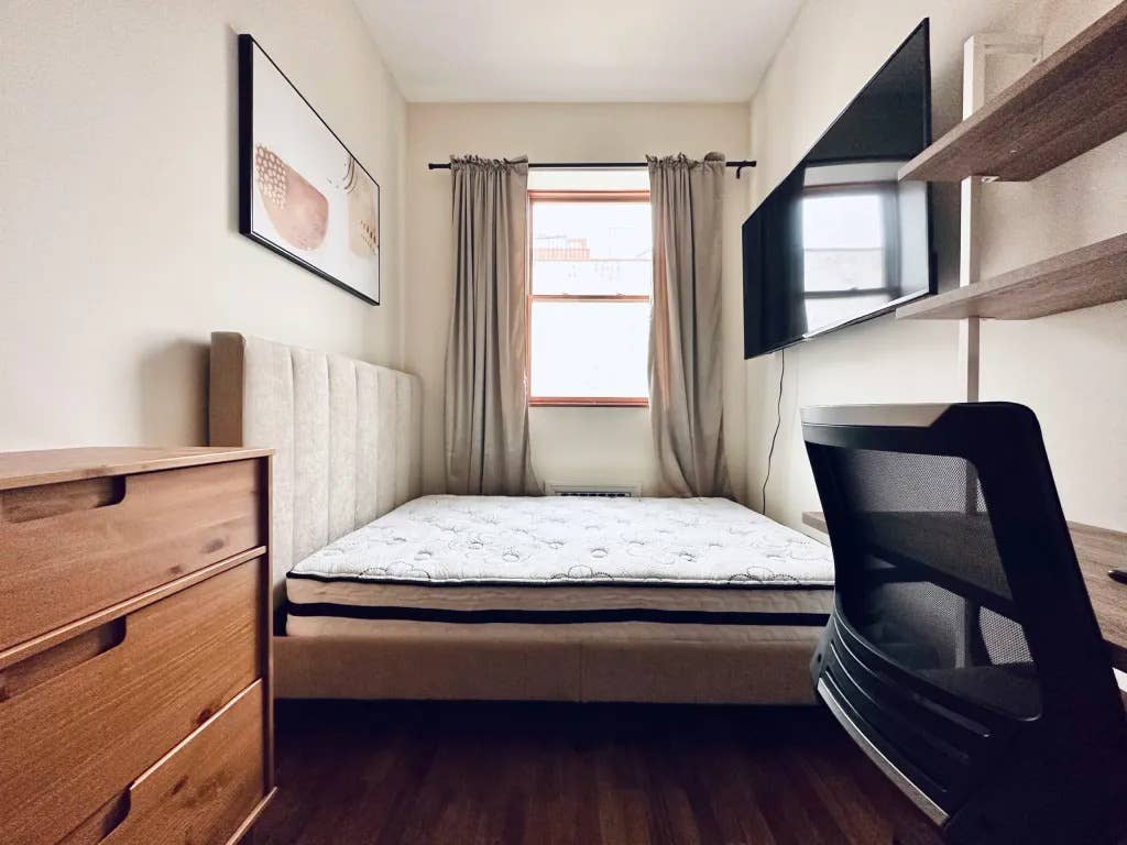Furnished Room I min to Manhattan