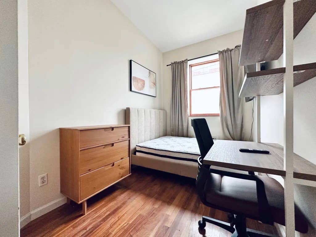 Furnished Room I min to Manhattan